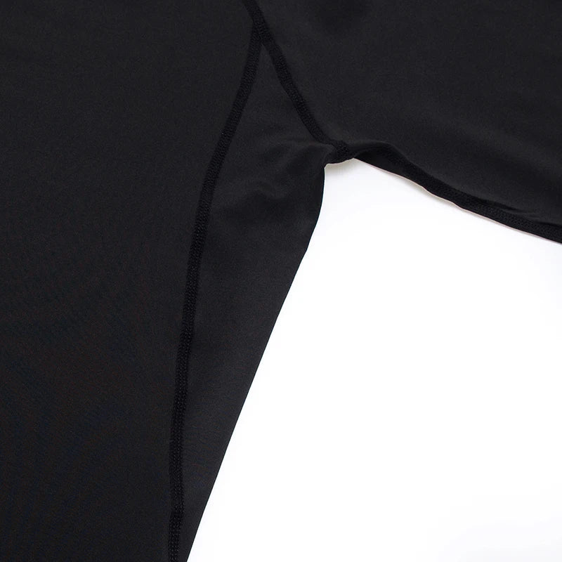 Detalhe da costura de camiseta esportiva manga longa para academia em tecido preto da D.Sports