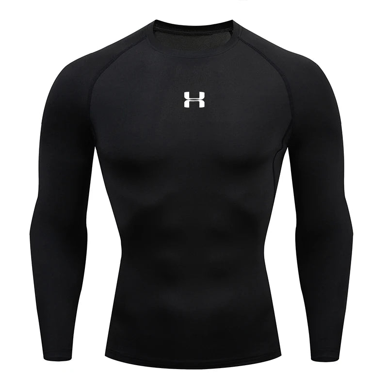 Camiseta esportiva manga longa para academia preta com logo branca e tecido ajustado